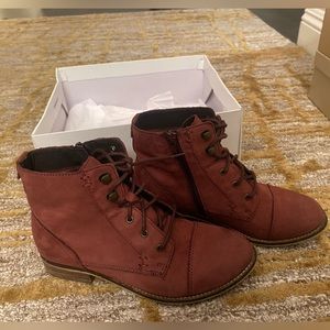 steve madden robbinn burgundy lace up booties in size 7